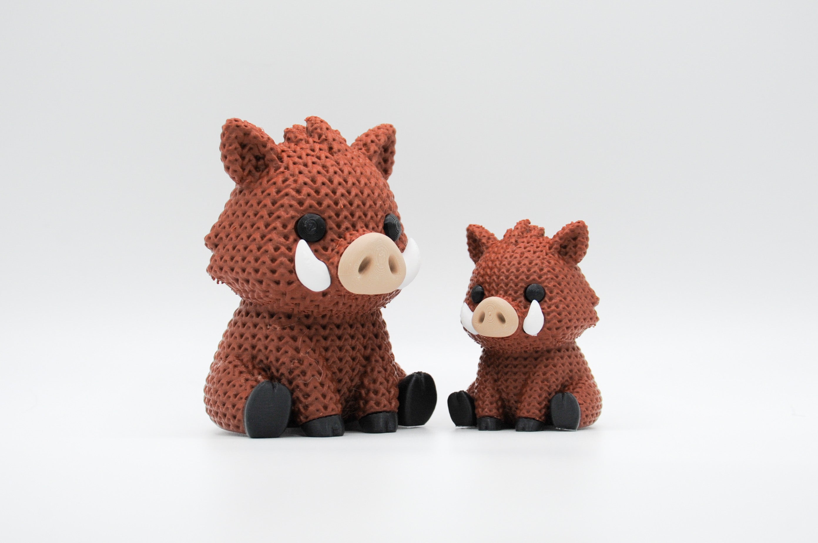 Rust-brown knitted-style wild boar figures in large and small sizes
